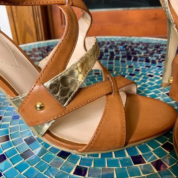 (SOLD) Guess Heels - Picture 5 of 12